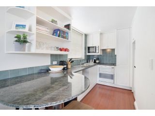 King size studio with water view, walk to the city Apartment, Sydney - 1