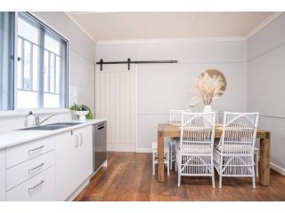 King's Beach Coastal Getaway - Walk to Kings Beach and Happy Valley - Pet Friendly Guest house, Caloundra - 1