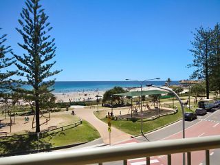 Kingston Court unit 11 - Beachfront unit easy walk to clubs, cafes and restaurants Apartment, Gold Coast - 2