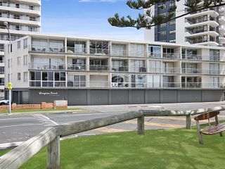 Kingston Court unit 11 - Beachfront unit easy walk to clubs, cafes and restaurants Apartment, Gold Coast - 4