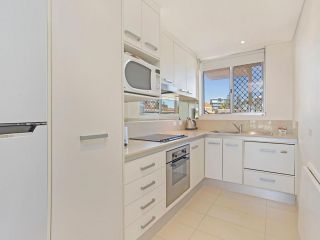 Kingston Court unit 2 - Beachfront unit easy walk to clubs, cafes and restaurants Apartment, Gold Coast - 4