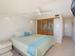 Kingston Court unit 2 - Beachfront unit easy walk to clubs, cafes and restaurants Apartment, Gold Coast - 5
