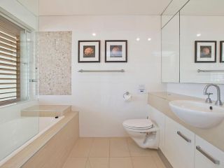 Kingston Court unit 2 - Beachfront unit easy walk to clubs, cafes and restaurants Apartment, Gold Coast - 3