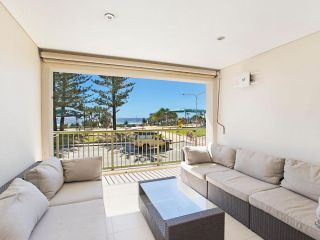 Kingston Court unit 2 - Beachfront unit easy walk to clubs, cafes and restaurants Apartment, Gold Coast - 1