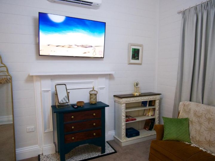 Koala Place - 3 bedroom-kitchen-laundry furnished house with mod-cons Villa, Narrandera - imaginea 9