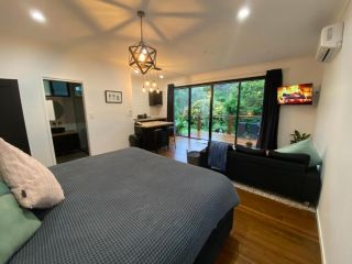 Kosmoâ€™s Studio: City Style in a Retreat Setting! Guest house, Queensland - 4