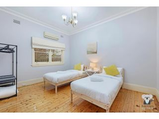 KOZYGURU Campsie Oldie-but-goodie look 4 Bed House NCA011 Guest house, Sydney - 3