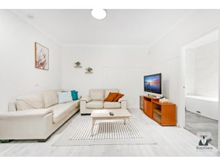 KOZYGURU FAIRFIELD 3 BEDROOM COMFY HOUSE WITH FREE PARKING NFA011 Apartment, New South Wales - 2