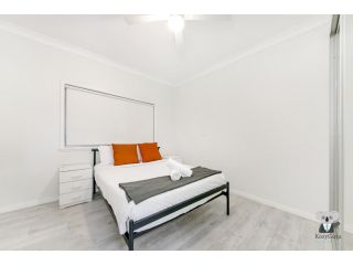 KOZYGURU FAIRFIELD 3 BEDROOM COMFY HOUSE WITH FREE PARKING NFA011 Apartment, New South Wales - 4
