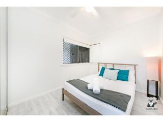 KOZYGURU FAIRFIELD 3 BEDROOM COMFY HOUSE WITH FREE PARKING NFA011 Apartment, New South Wales - 3