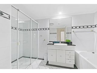 KOZYGURU Haymarket SYD Overly Warm 1 Bed APT NHA317-546A Apartment, Sydney - 5