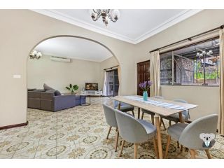 KozyGuru / Hurstville / Cozy Quiet 4Bedroom Holiday House / Free Parking NHU016 Apartment, Sydney - 2