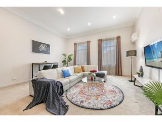 KOZYGURU LEICHHARDT COZY HOLIDAY 3 BED HOME + FREE PARKING-NLE367 Apartment, Sydney - 2
