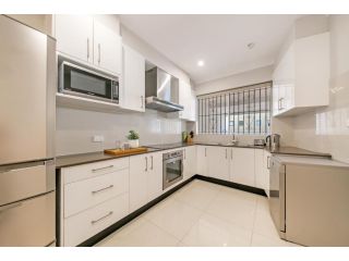 KOZYGURU LEICHHARDT COZY HOLIDAY 3 BED HOME + FREE PARKING-NLE367 Apartment, Sydney - 3