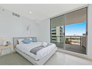 KOZYGURU MASCOT SPACIOUS KOZY 2 BED APT + FREE PARKING NMA260-602 Apartment, Sydney - 3