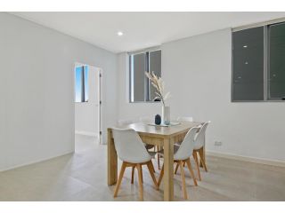 KOZYGURU MASCOT SPACIOUS KOZY 2 BED APT + FREE PARKING NMA260-602 Apartment, Sydney - 5