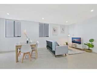 KOZYGURU MASCOT SPACIOUS KOZY 2 BED APT + FREE PARKING NMA260-602 Apartment, Sydney - 4