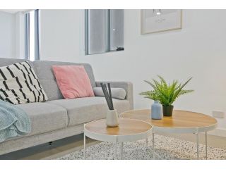 KOZYGURU MASCOT SPACIOUS KOZY 2 BED APT + FREE PARKING NMA260-602 Apartment, Sydney - 2