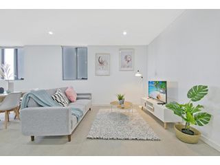 KOZYGURU MASCOT SPACIOUS KOZY 2 BED APT + FREE PARKING NMA260-602 Apartment, Sydney - 1