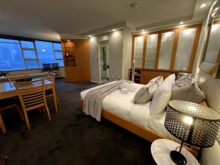 KOZYGURU McMahons Point Amazing Water View Studio + FREE Parking NMP002 Apartment, Sydney - 2