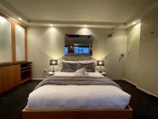 KOZYGURU McMahons Point Amazing Water View Studio + FREE Parking NMP002 Apartment, Sydney - 1