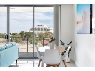 KOZYGURU Parramatta Lovely 2 BED APT Free Parking NPA006 Apartment, Sydney - 3