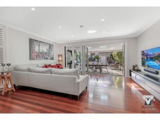 KOZYGURU / Redfern / Comprehensive Funky /5 Bed House Apartment, Sydney - 2