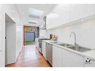 KOZYGURU Redfern Lovely 2 Bedroom Terrace 1x FREE Parking NRE005 Guest house, Sydney - 5