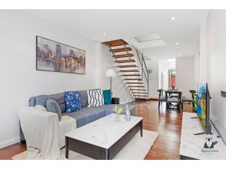 KOZYGURU Redfern Lovely 2 Bedroom Terrace 1x FREE Parking NRE005 Guest house, Sydney - 2