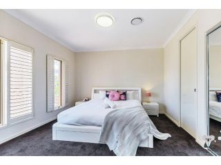 KOZYGURU ROCHEDALE SPACIOUS DREAM HOLIDAY HOUSE 4 BEDROOM 3 BATHROOM QRO009 Apartment, Queensland - 1
