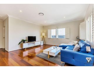 KOZYGURU ROCHEDALE SPACIOUS DREAM HOLIDAY HOUSE 4 BEDROOM 3 BATHROOM QRO009 Apartment, Queensland - 2