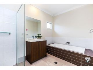 KOZYGURU ROCHEDALE SPACIOUS DREAM HOLIDAY HOUSE 4 BEDROOM 3 BATHROOM QRO009 Apartment, Queensland - 4