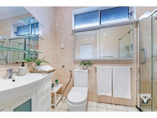 KozyGuru / Rockdale / Spacious Modern 2 Bedrooms Holiday Home NRO147 Apartment, Sydney - 3