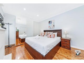 KozyGuru / Rockdale / Spacious Modern 2 Bedrooms Holiday Home NRO147 Apartment, Sydney - 2