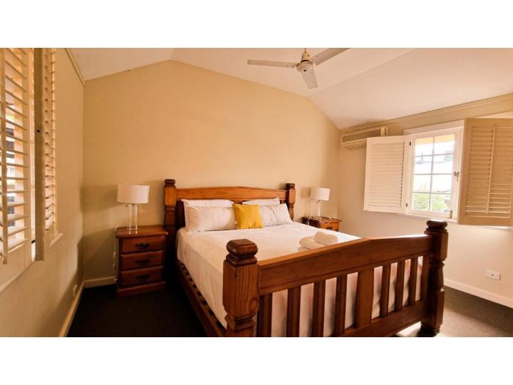 KOZYGURU St Lucia Warm and Cozy 4 Room House Free Parking QSL340 Guest house, Brisbane - imaginea 11