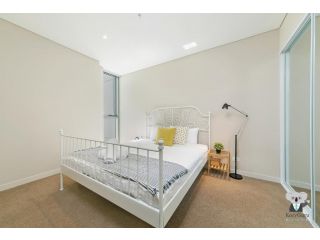 KOZYGURU WENTWORTH POINT WATER VIEW 1 BED APT + FREE PARKING NWP018 Apartment, Sydney - 4