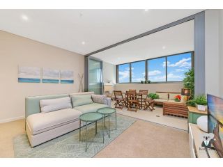KOZYGURU WENTWORTH POINT WATER VIEW 1 BED APT + FREE PARKING NWP018 Apartment, Sydney - 2