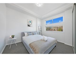 KOZYGURU WENTWORTHVILLE KOZY 2 BED 1 BATH APT STREET PARKING NWE049 Apartment, New South Wales - 1