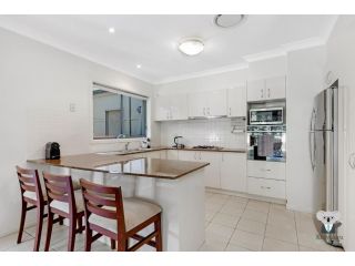 KOZYGURU Westleigh Spacious Home with 4 Beds NWE039 Guest house, New South Wales - 1