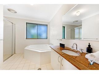 KOZYGURU Westleigh Spacious Home with 4 Beds NWE039 Guest house, New South Wales - 4