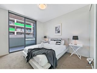 KOZYGURU WOLLI CREEK KOZY 3 BED APT + FREE PARKING NWC009 Apartment, Sydney - 1