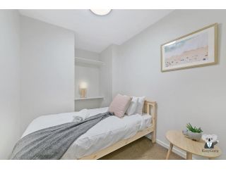 KOZYGURU WOLLI CREEK KOZY 3 BED APT + FREE PARKING NWC009 Apartment, Sydney - 5