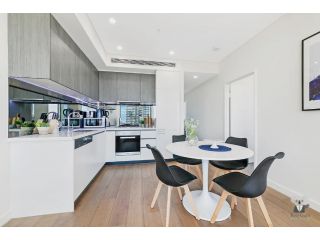 KOZYGURU ZETLAND HIGH LEVEL AMAZING VIEW KOZY 2BED APT + FREE PARKING NWA052 Apartment, Sydney - 3