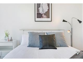 KOZYGURU ZETLAND HIGH LEVEL AMAZING VIEW KOZY 2BED APT + FREE PARKING NWA052 Apartment, Sydney - 1