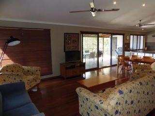 Kurrawah - Rainbow Beach - Modern Coastal Decor, walk to the beach and shops Guest house, Rainbow Beach - 1