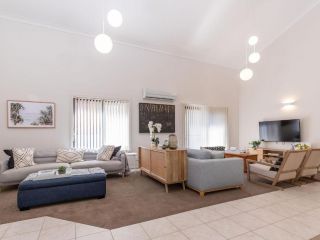 Lago at Lizzie Guest house, Elizabeth Beach - 4