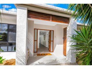 Lagoon Palms- walking distance to the beach! Guest house, Trinity Beach - 3