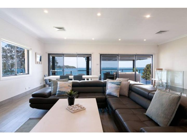 Lake Front Home - 4 BDR - Pool & Jetty Guest house, New South Wales - imaginea 4
