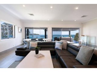 Lake Front Home - 4 BDR - Pool & Jetty Guest house, New South Wales - 4
