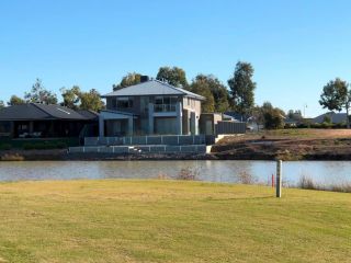 Lake Resort on Black Bull Guest house, Yarrawonga - 1